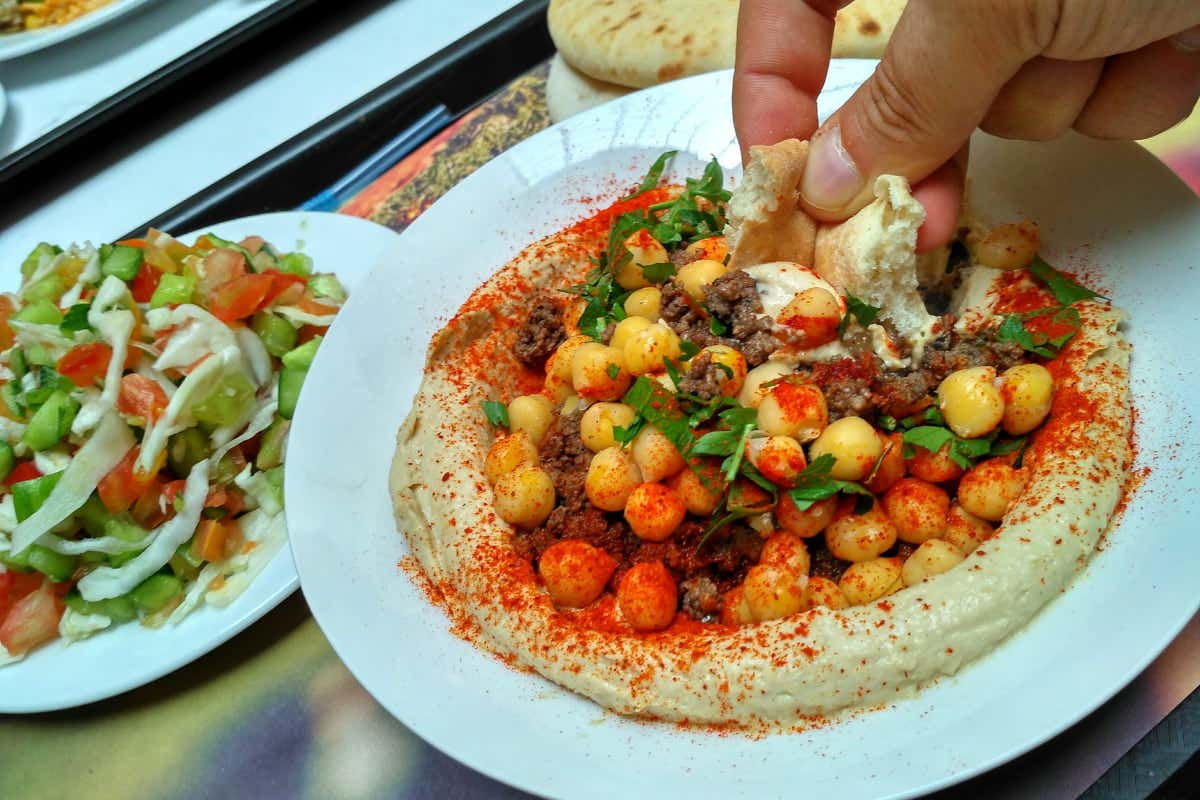 Húmus e pão de pita são clássicos da gastronomia de Jerusalém