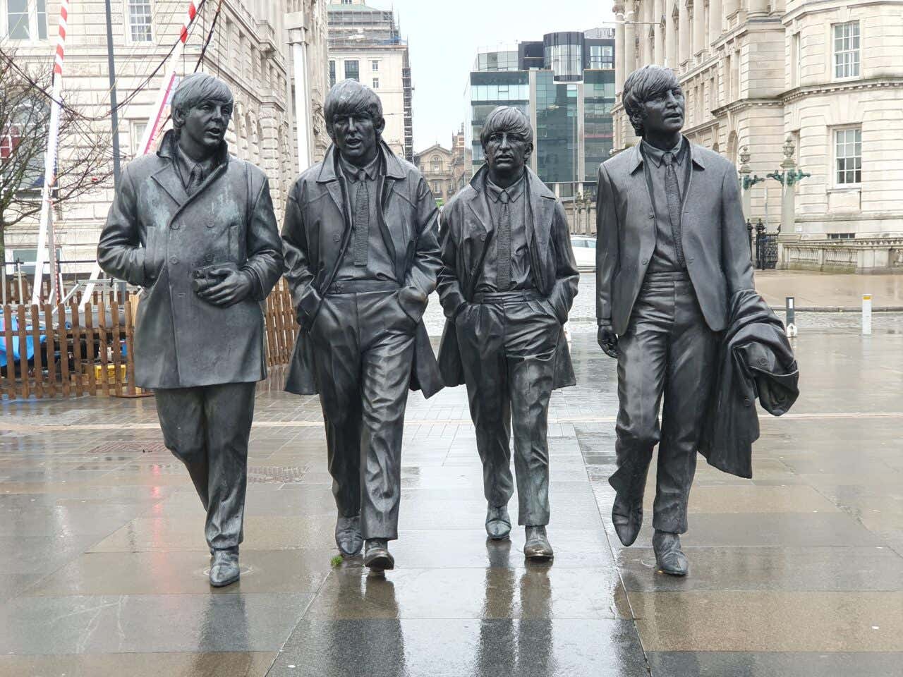 Las cuatro estatuas de los Beatles en Liverpool.