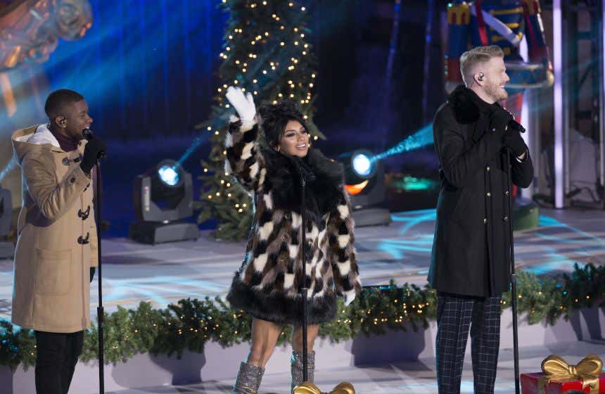 Matt Sallee, Kirstin Moldanado y Scott Hoying cantan en directo en la ceremonia del encendido del árbol de Navidad de Rockefeller Center.