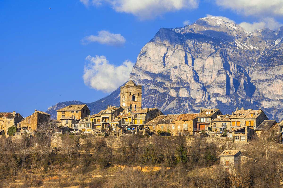 Vista panorámica de Aínsa y de las montañas del Pirineo Aragonés