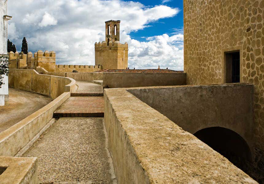 Alcazaba de Badajoz en un día nublado