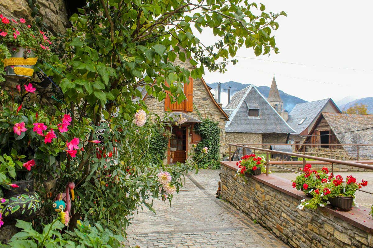 Casas típicas de Bagergue, en el Pirineo catalán, decoradas con flores