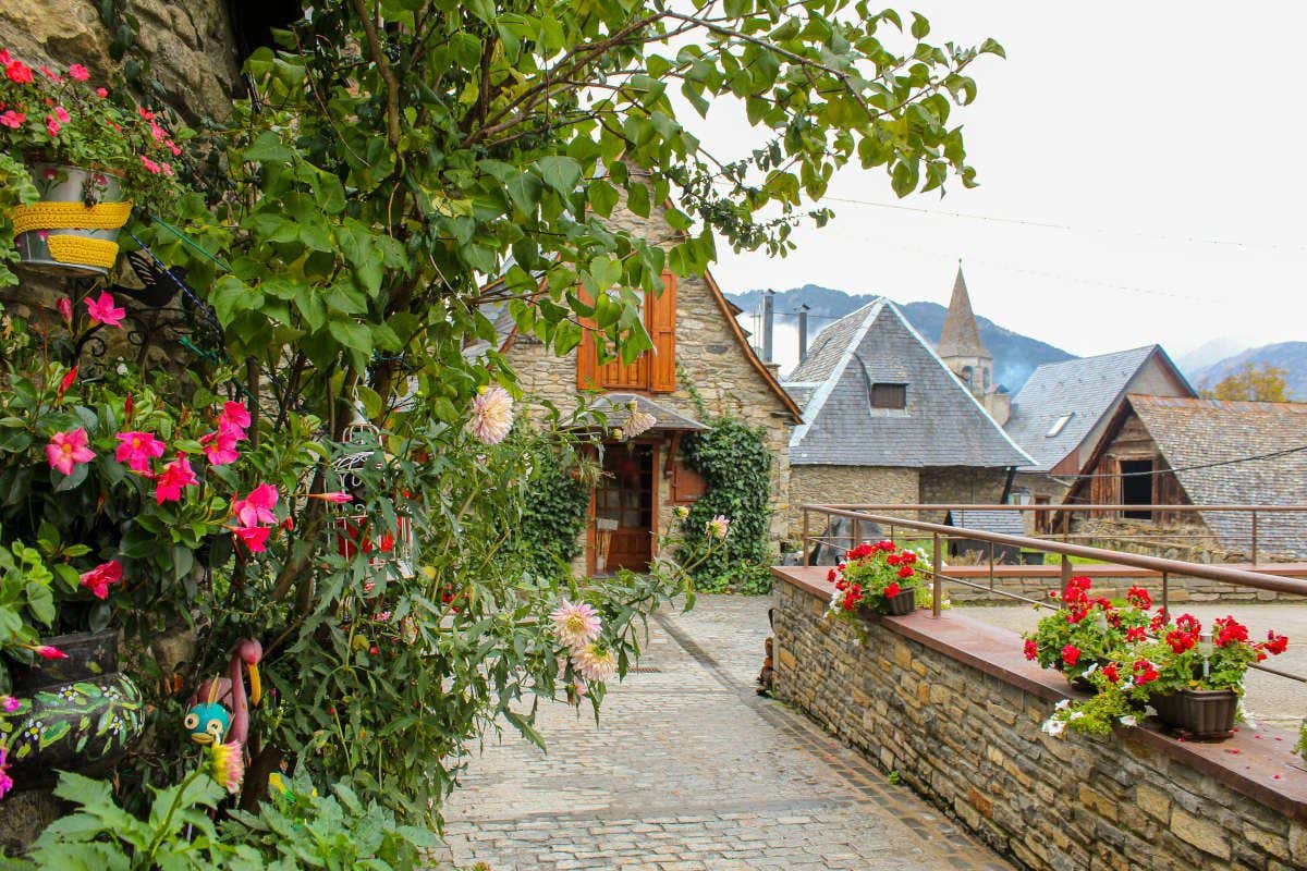 Casas típicas de Bagergue decoradas con flores