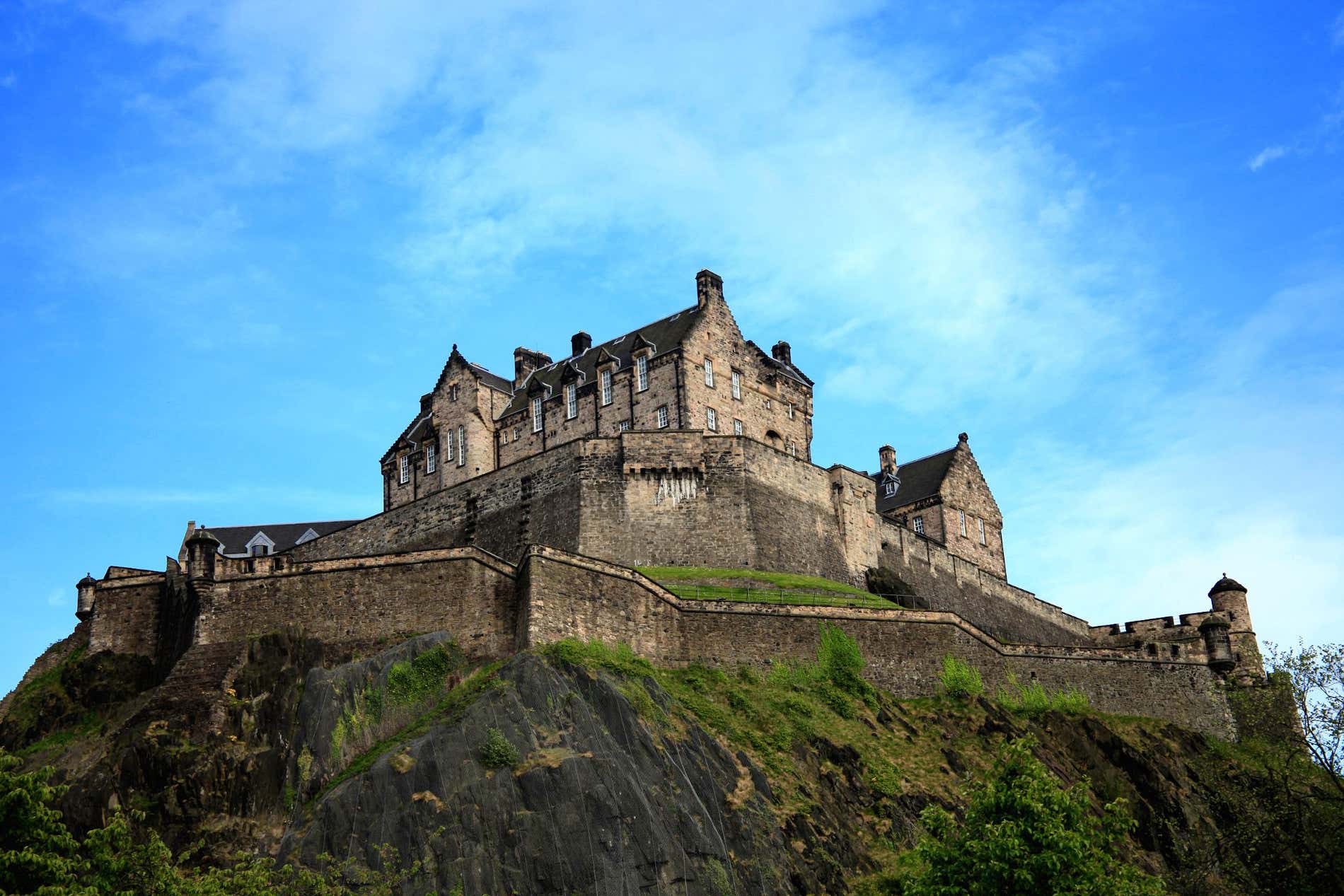 El castillo de Edimburgo en lo alto de una colina