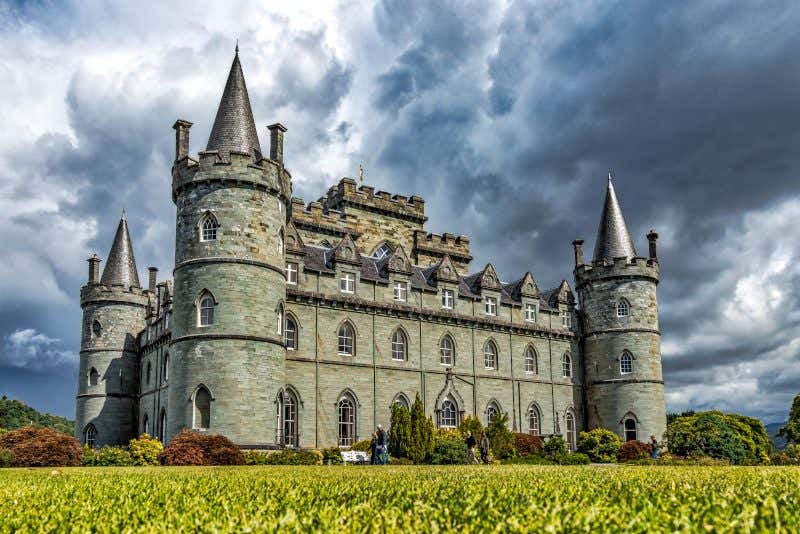 Castelo de Inveraray com céu nublado em Argyll, Escócia