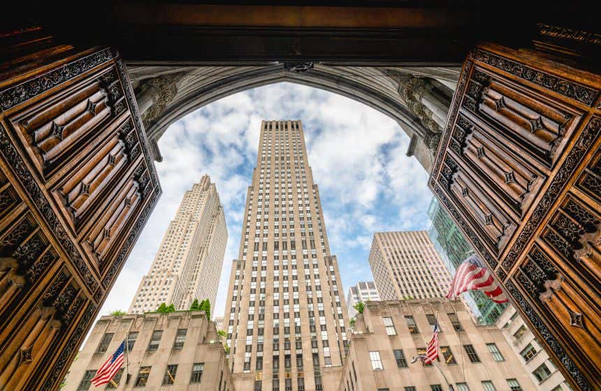 Vista del edificio Rockefeller Center desde la catedral de San Patricio, en Nueva York.