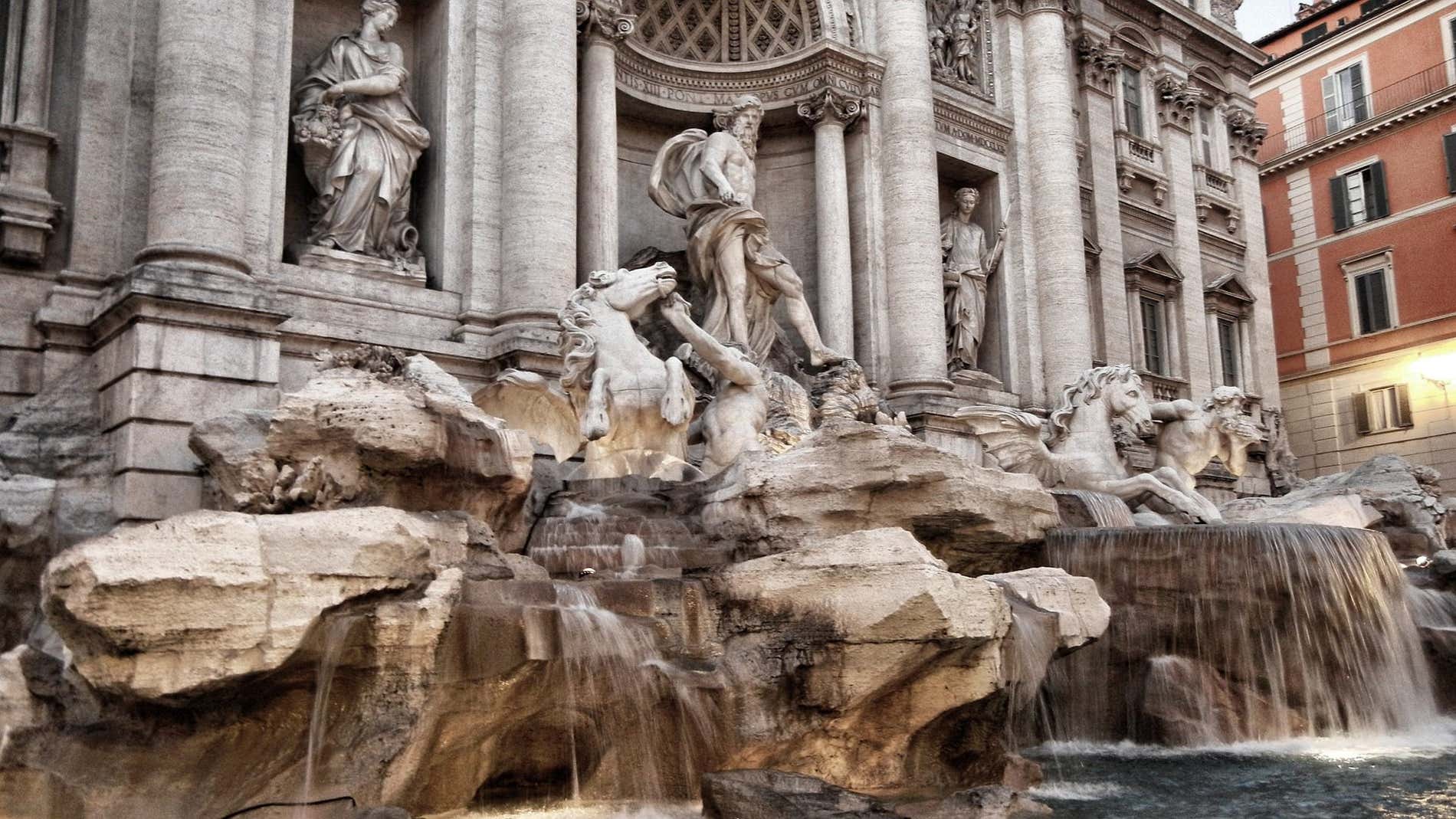 Fontana di Trevi Turismo senza affollamento alla Fontana di Trevi a Roma