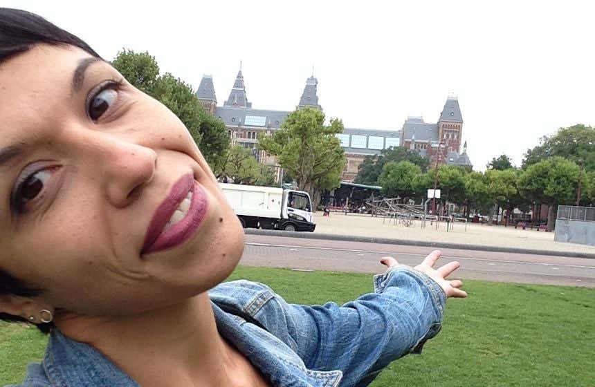 Giovanna Ficarazzi frente al Rijksmuseum de Ámsterdam
