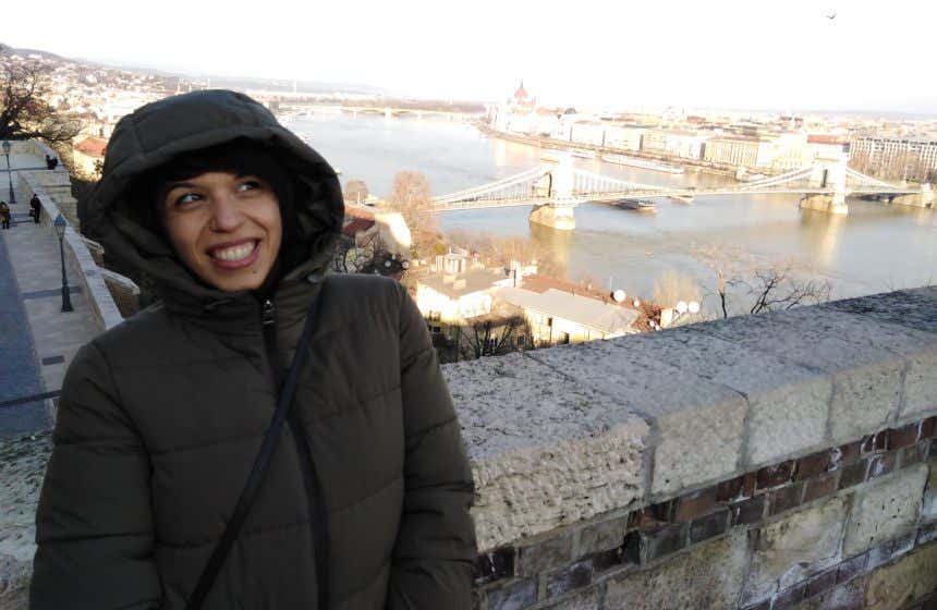 Giovanna Ficarazzi en un mirador de Budapest con el Parlamento al fondo