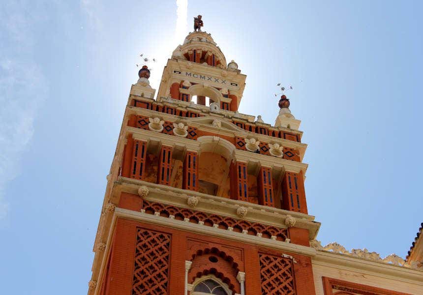 Fotografía de la parte alta de la Giralda de Badajoz