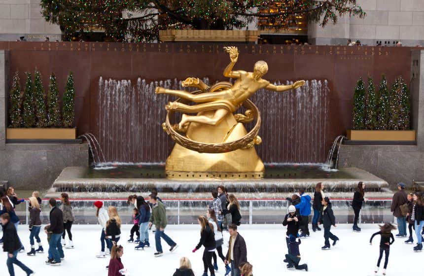 Patinadores en la pista de hielo del Rockefeller Center de Nueva York en Navidad.