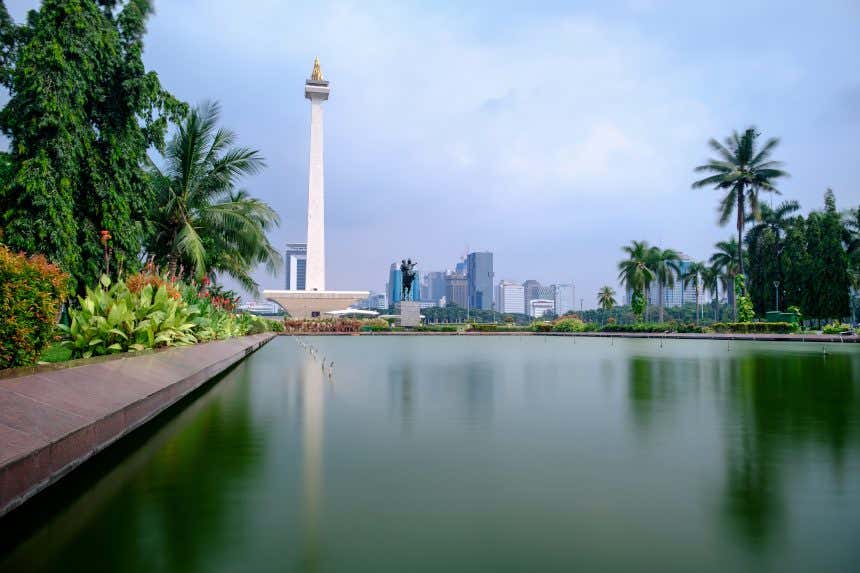 Vista do monumento Nacional e do lago da Praça Merdeka, em Jacarta, Indonésia