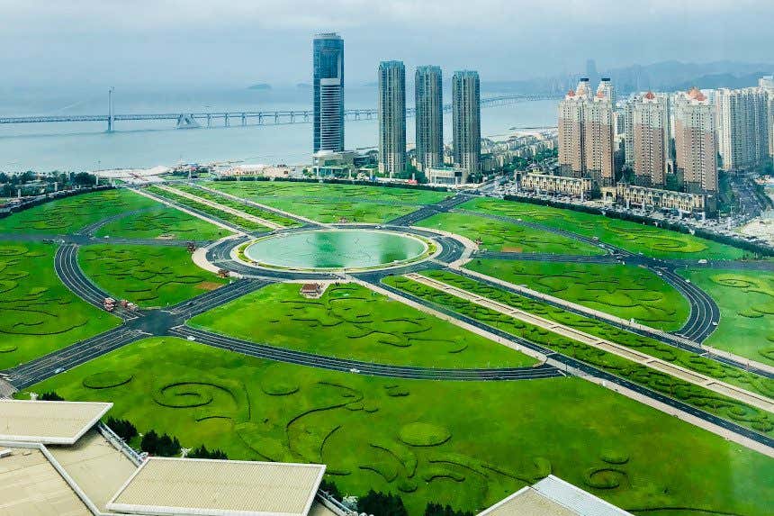 Vista panorâmica da Praça de Xinghai em Dalian com edifícios ao fundo em um dia nublado