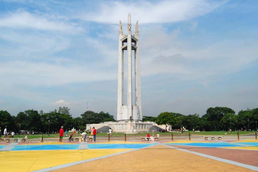 Monumento Memorial a Quezón no centro da praça em Cidade Quezón, Filipinas
