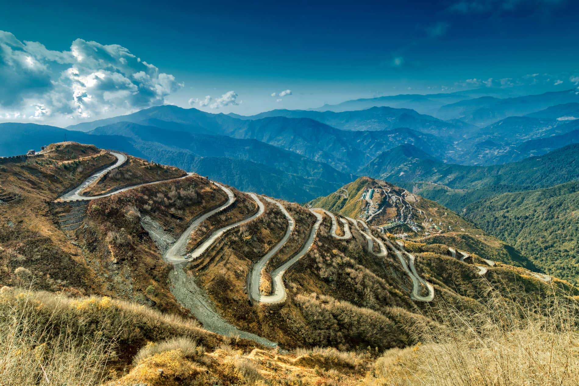 Scorcio di una strada curvilinea che attraversa l'Asia centrale, una delle tappe del Viaggio sulla Via della Seta