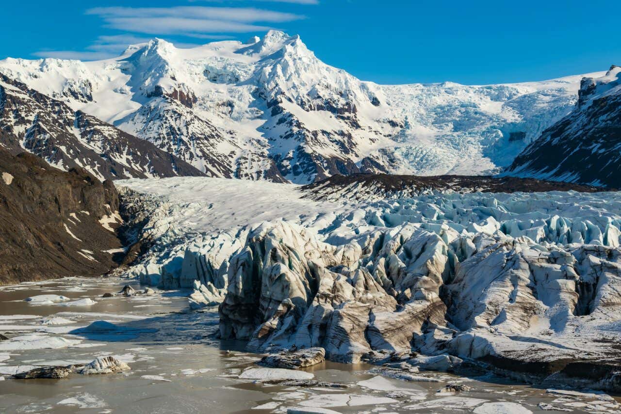Glacier avec une montagne enneigée en arrière plan en Islande
