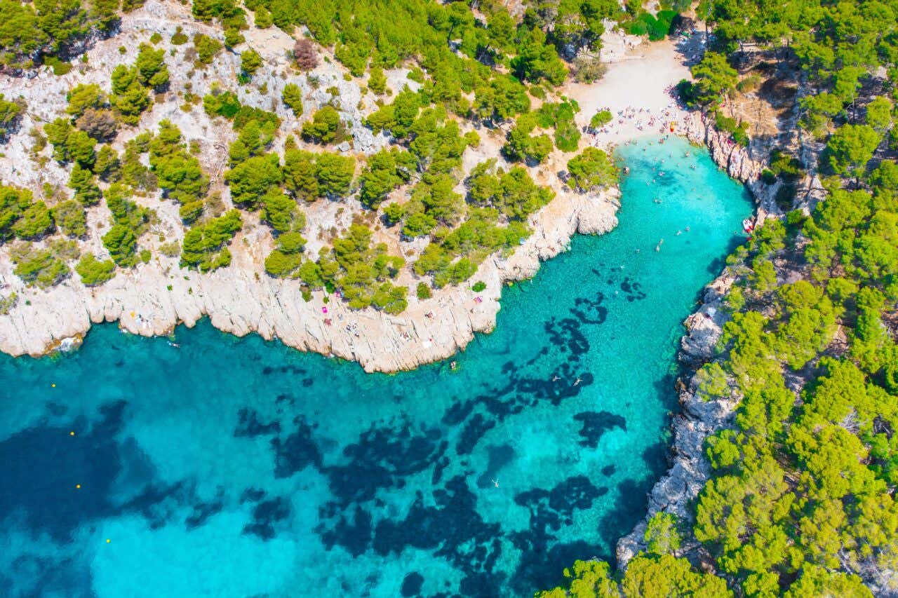 Vue aérienne sur une baie turquoise du parc naturel des Calanques, un des plus beaux parcs naturels du monde