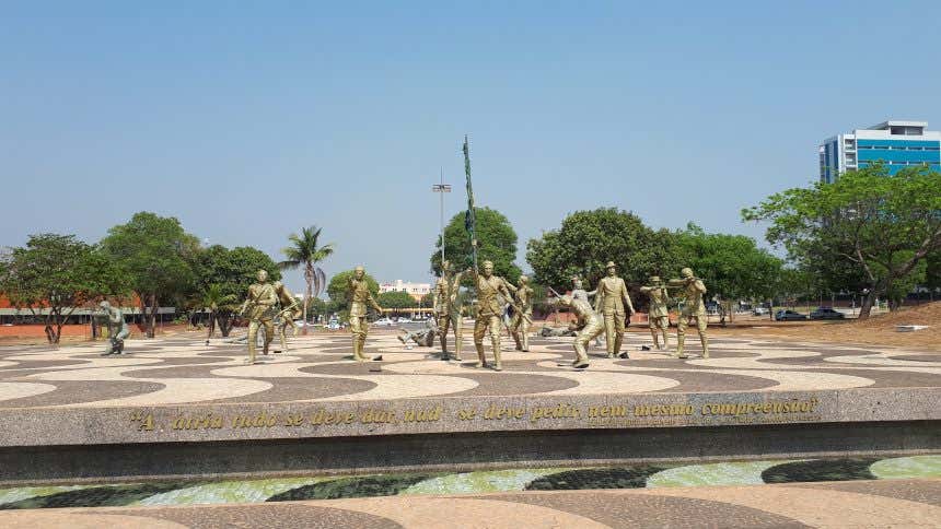 Monumento a los soldados en el centro de la Plaza de los Girasoles de Palmas, Brasil. 