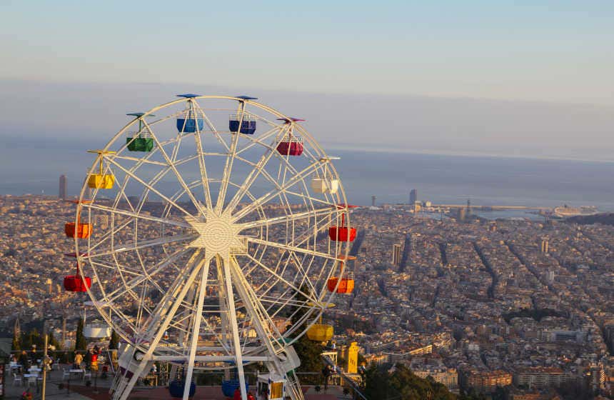 Noria situada en lo alto de Barcelona, en el parque Tibidabo. 