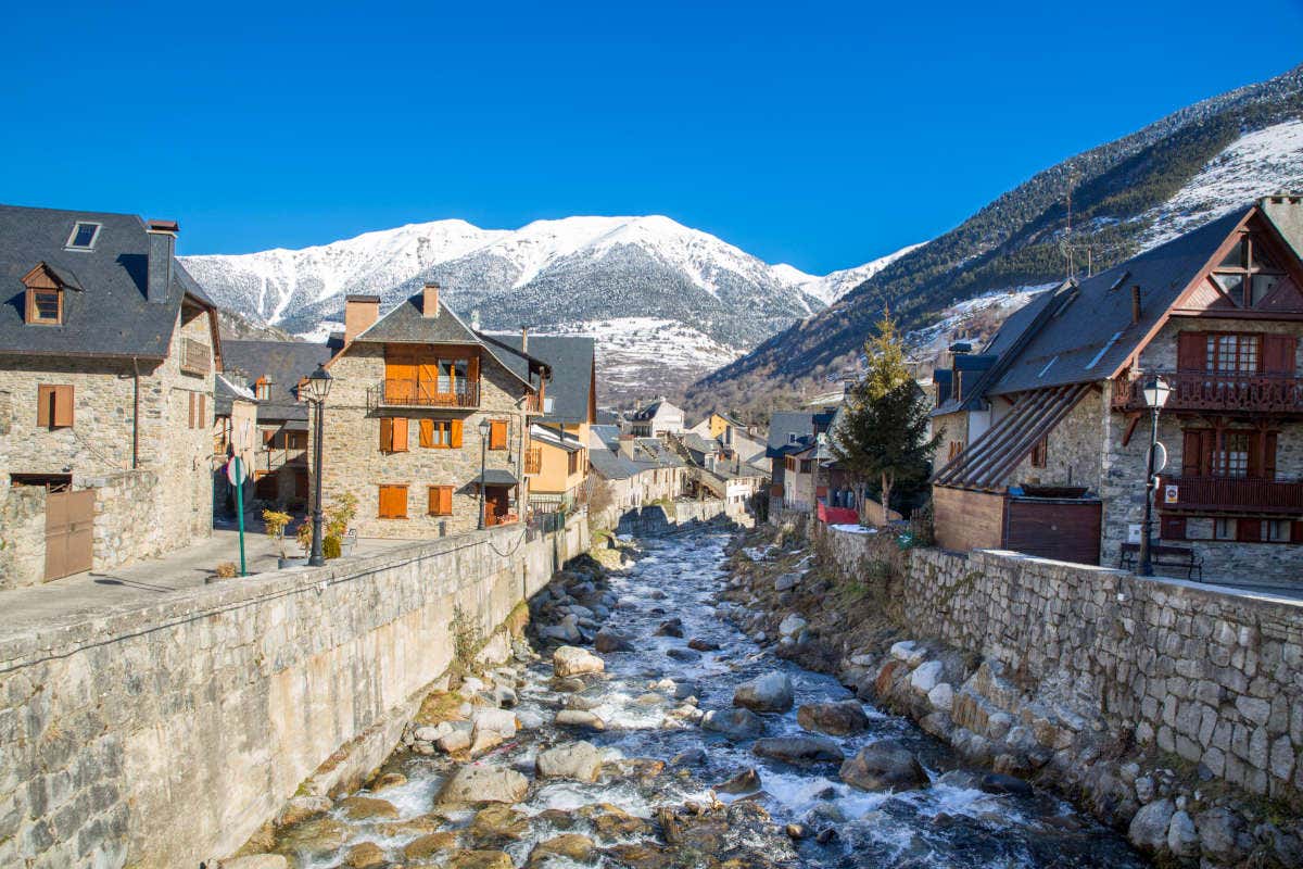 Paisaje de Viella y de las montañas nevadas en un día soleado