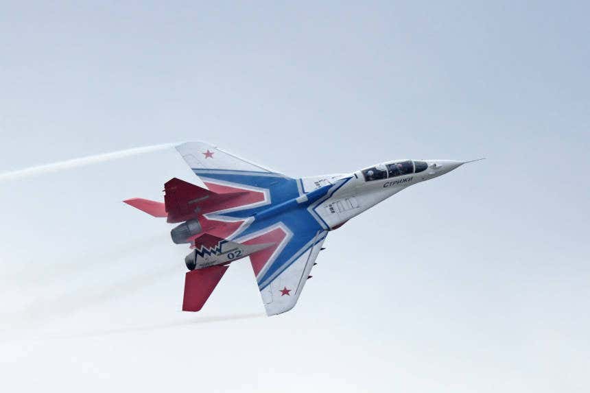 Avión de combate supersónico volando en Rusia.
