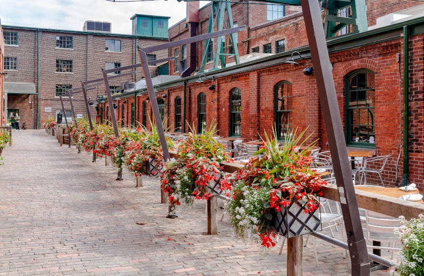 Edifícios de arquitetura vitoriana reabilitados do bairro Distillery District de Toronto