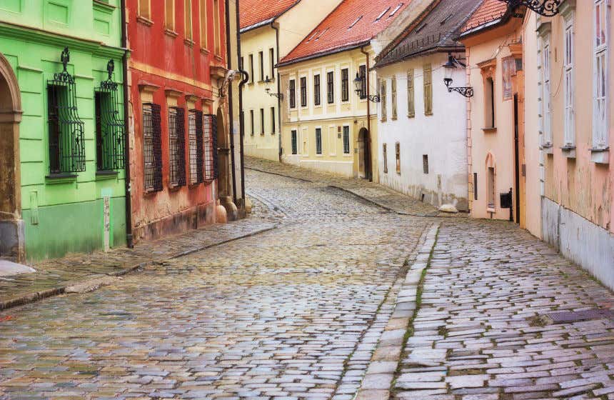 Ruas do centro histórico de Bratislava com chão de pedra e casas coloridas