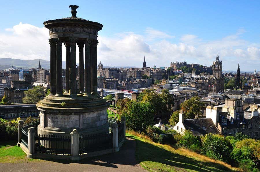 Panorámica de Edmburgo en un día soleado desde el cerro Calton Hill