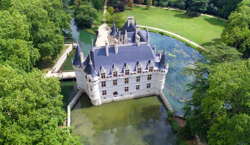 Photo aérienne du Château d’Azay-le-Rideau et des bassins qui l'entoure