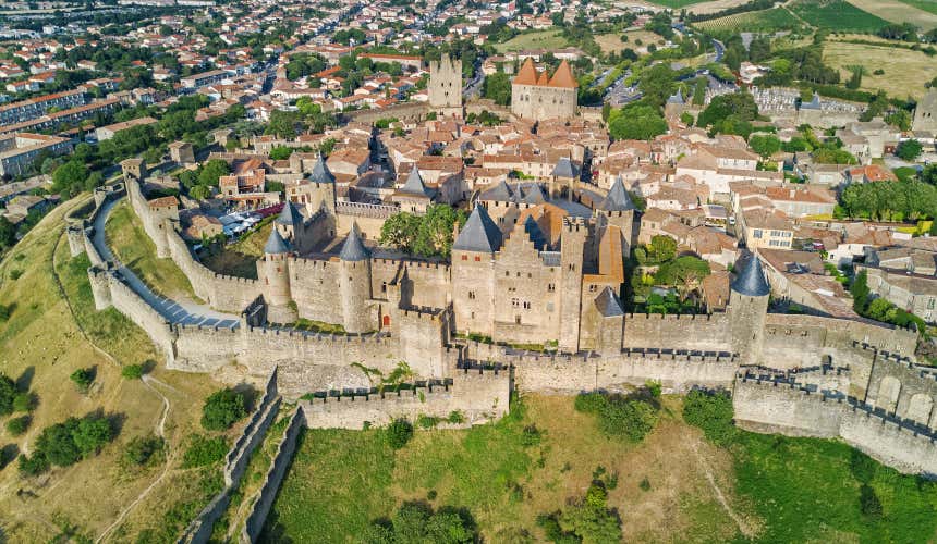 Vue aérienne sur le château de Carcassonne, entouré de ses remparts
