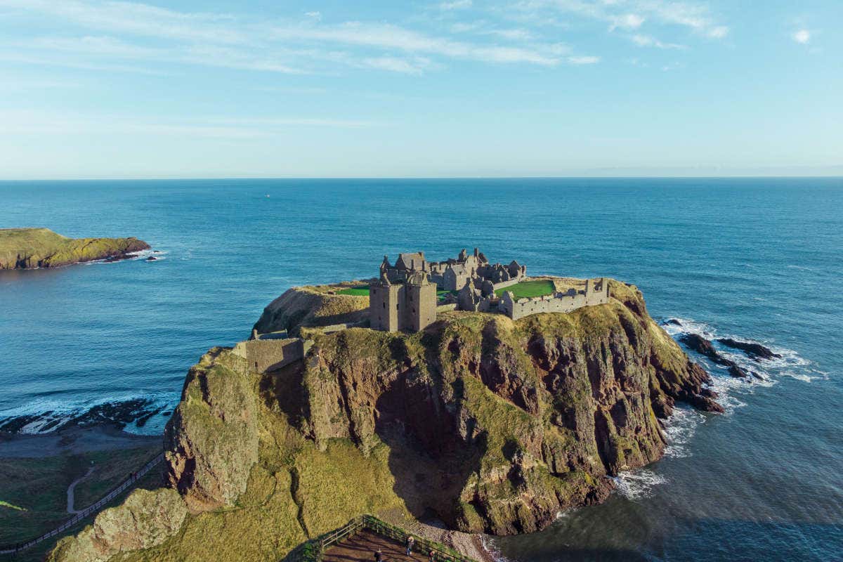 Vista aérea del Castillo de Dunnottar situado sobre acantilados