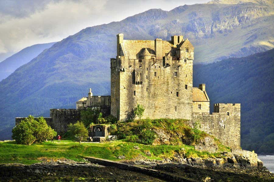 Vistas del Castillo de Eilean Donan en un día soleado