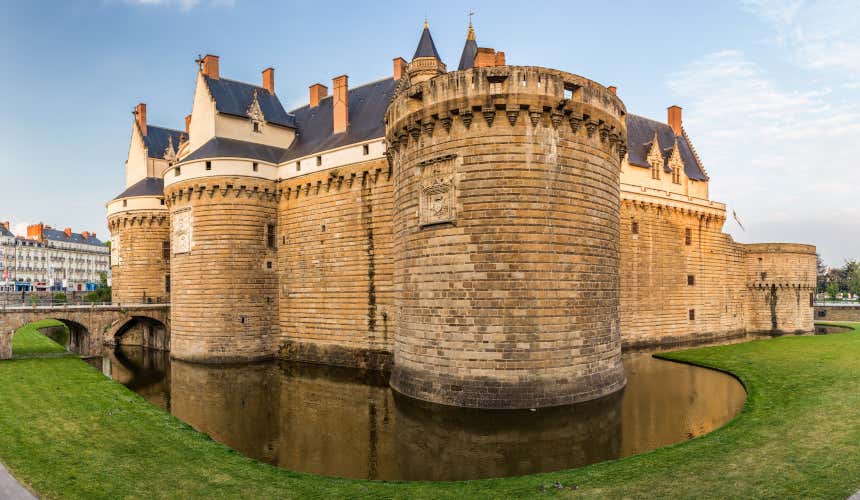 Les remparts du Château des ducs de Bretagne entouré par les douves
