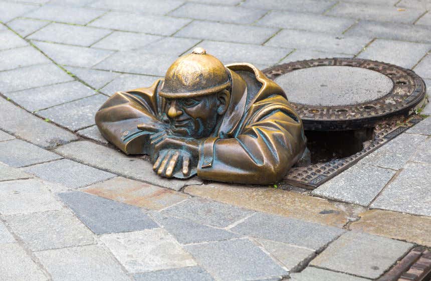 Escultura de bronze em um bueiro  de Bratislava