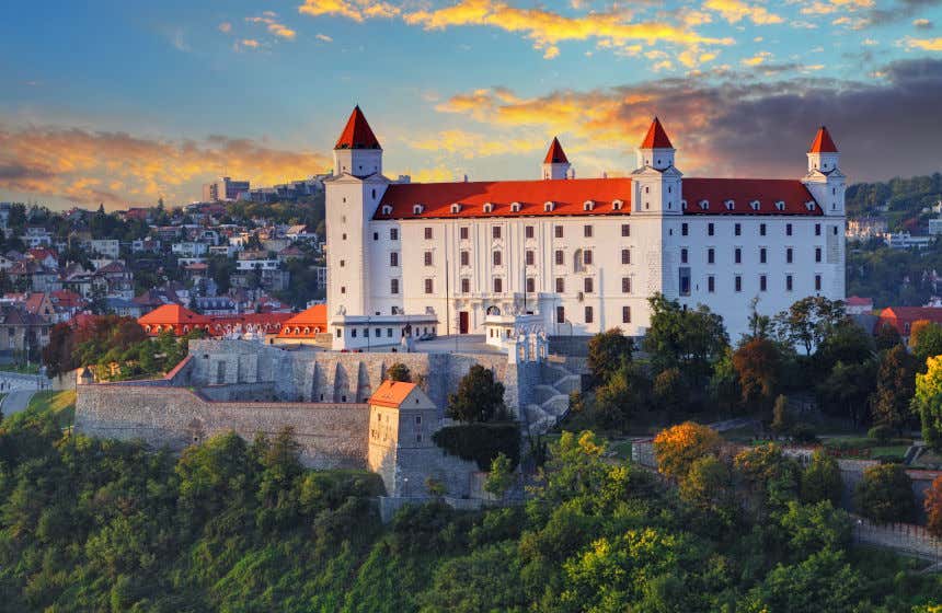 Castelo de Bratislava sobre uma colina com as casas da cidade ao fundo