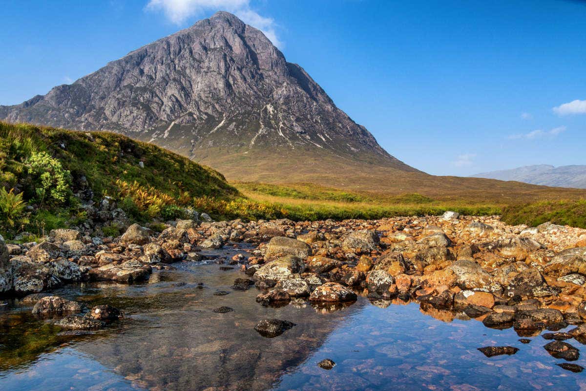 Imagen de una gran montaña puntiaguda en el Valle de Glencoe