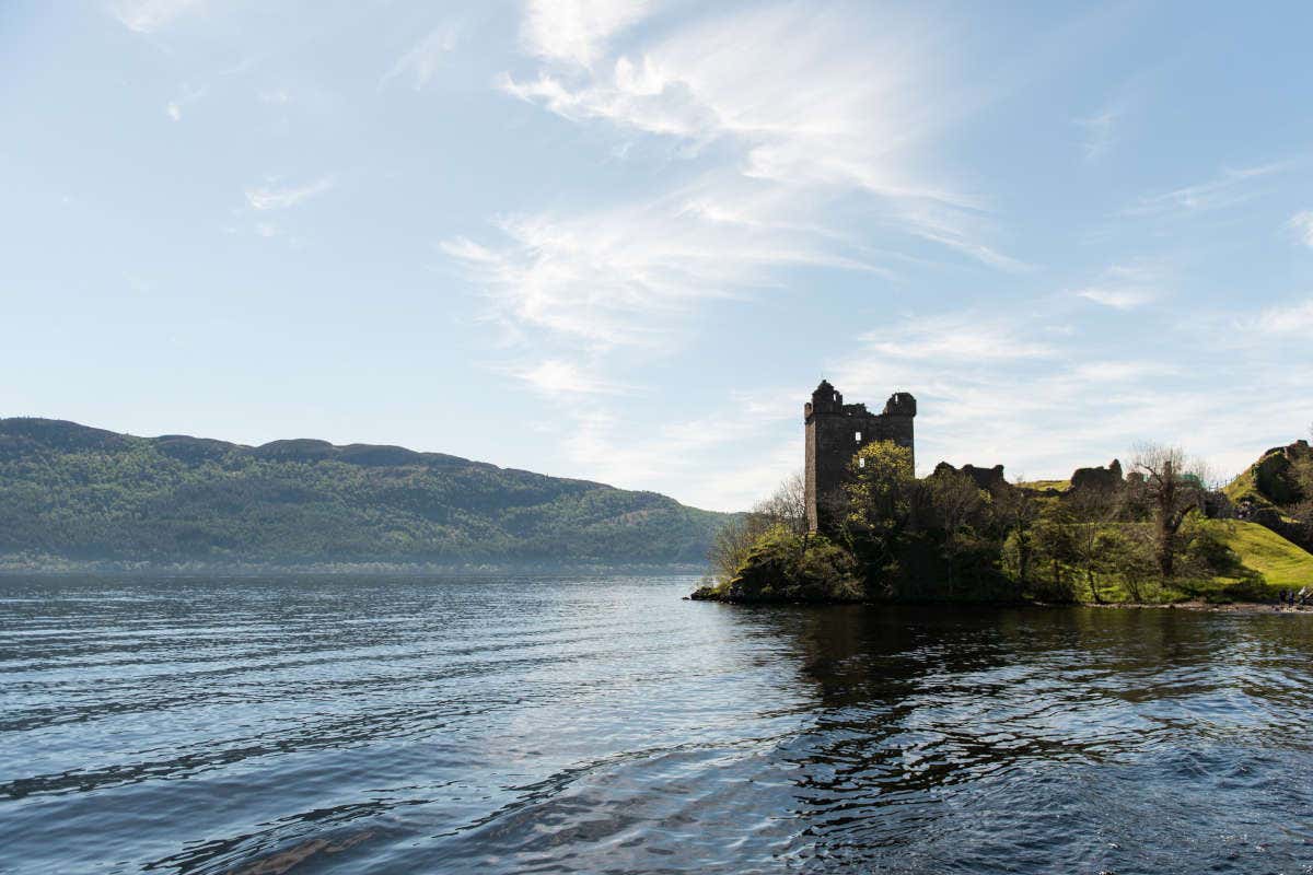 Vistas del Lago Ness y las ruinas de un castillo en un día soleado