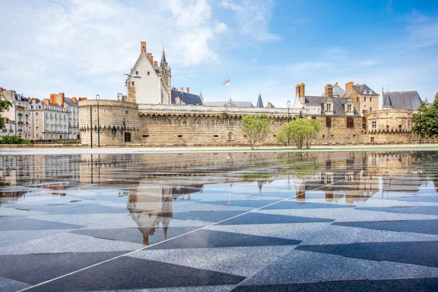 Miroir d'eau devant le château de Nantes.