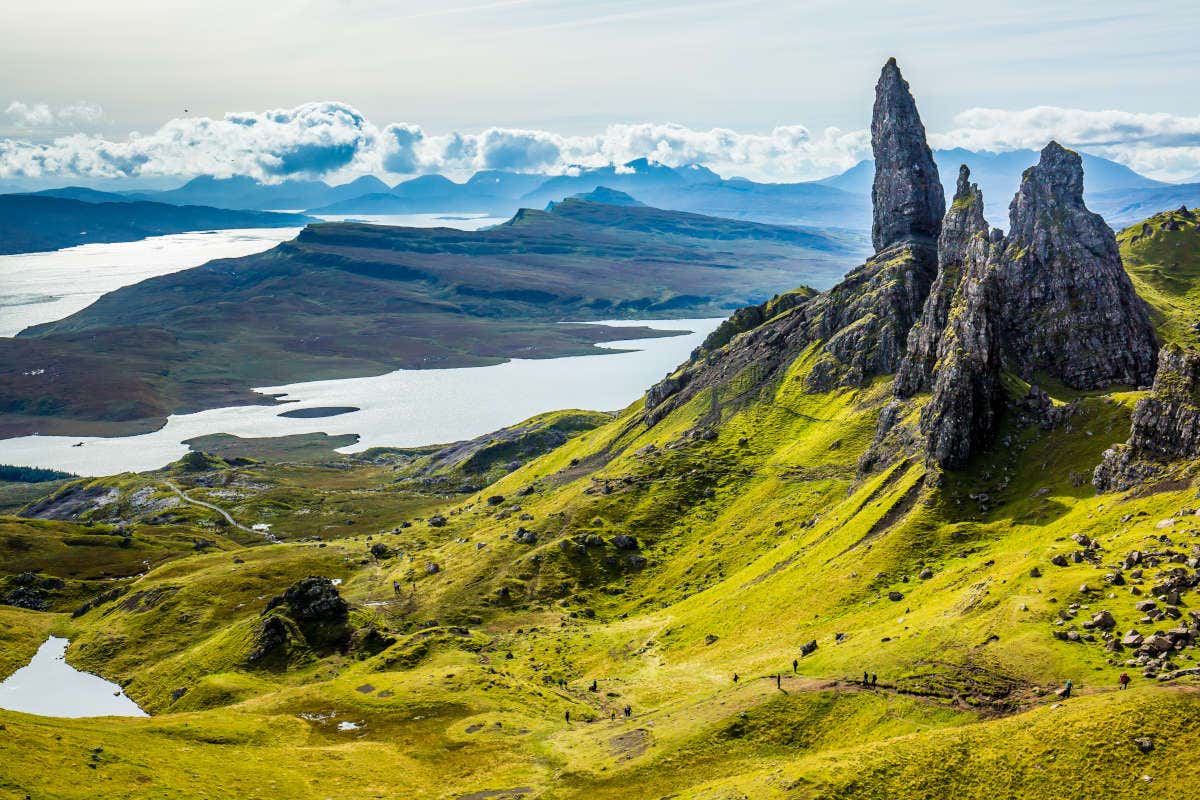 Panorámica de Old Man of Storr junto con los lagos y los valles verdes de la isla de Skye