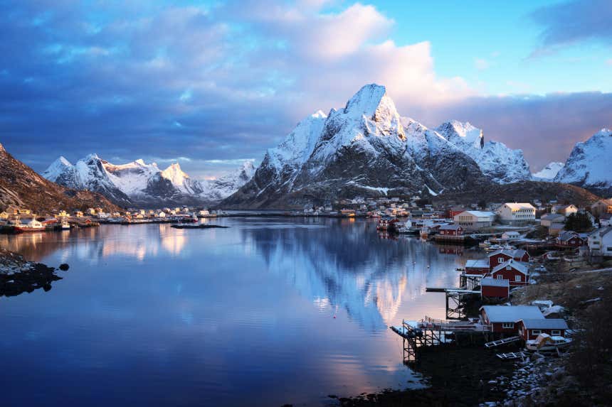 Paisagem nevada em um fiorde da Noruega 