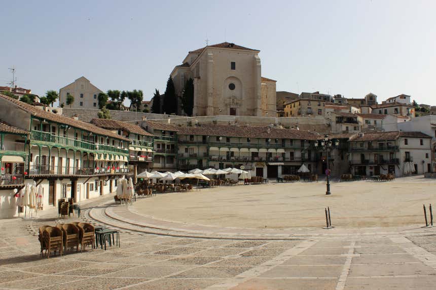 Plaza Mayor de Chinchón sin gente en un día soleado