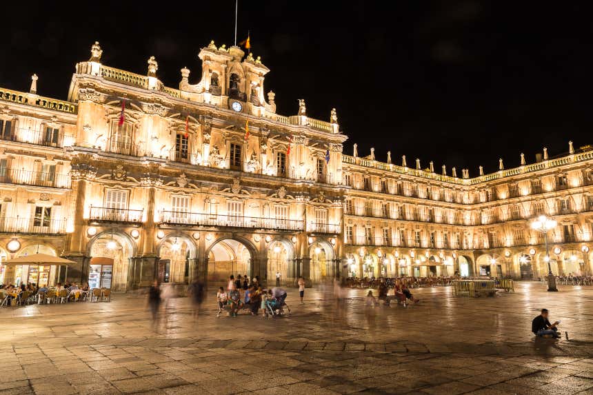 Plaza Mayor de Salamanca de noche con el edificio del Ayuntamiento iluminado