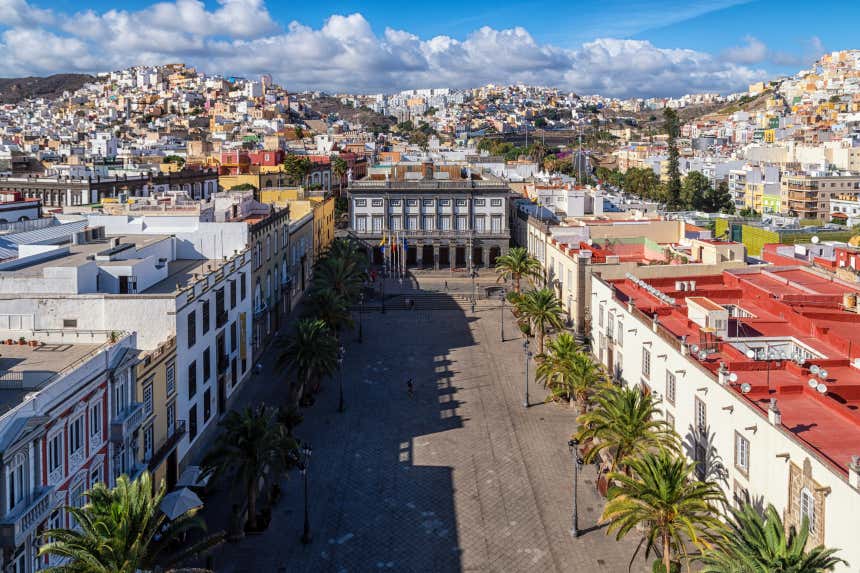 Vista aérea de la plaza de Santa Ana flanqueada por palmeras y con las Casas Consistoriales al fondo