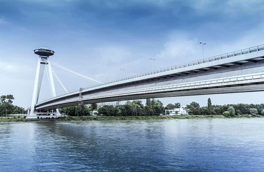 El puente Most SNP sobre el río Danubio en Bratislava