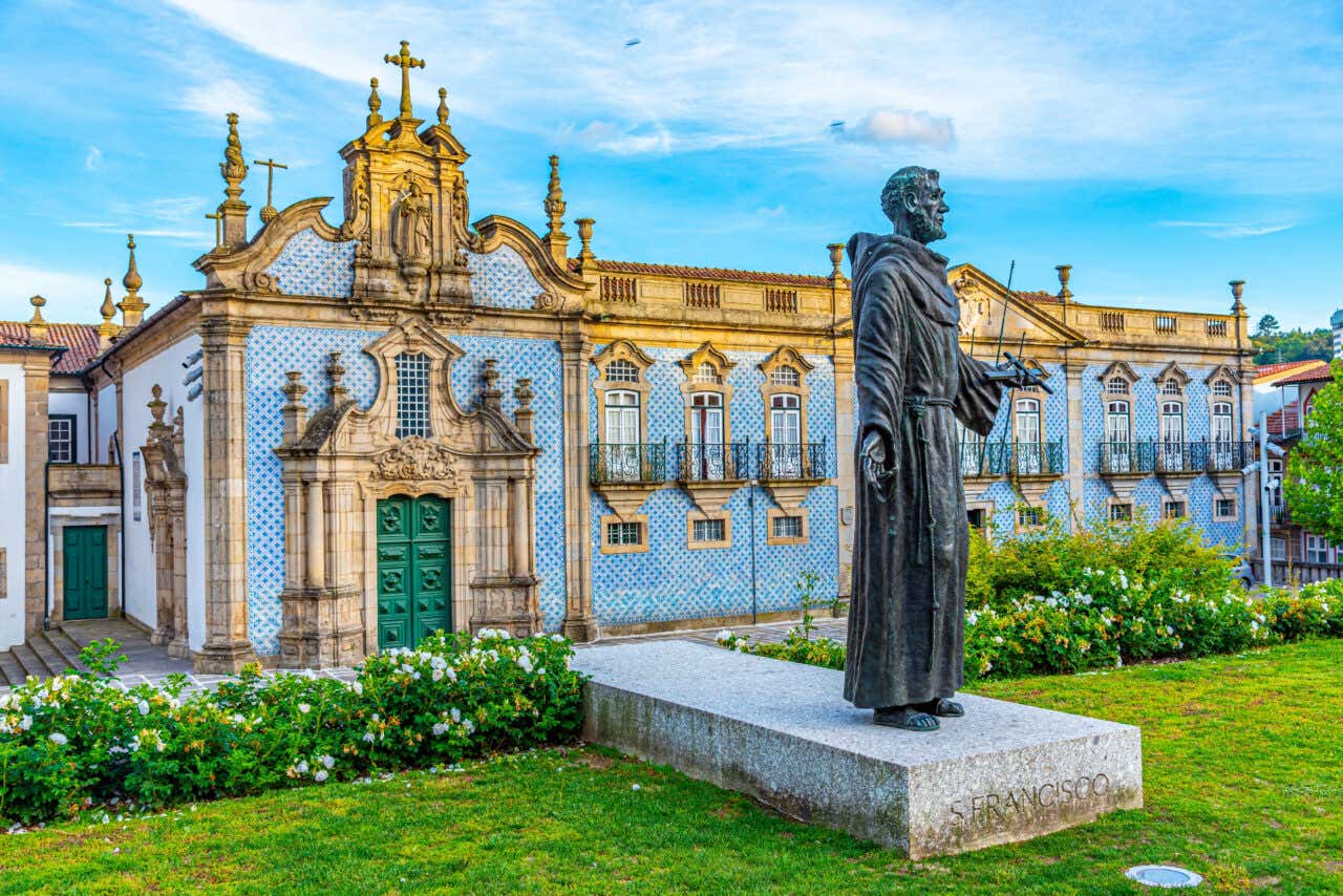 Statue devant l'église São Francisco à Guimarães, Portugal