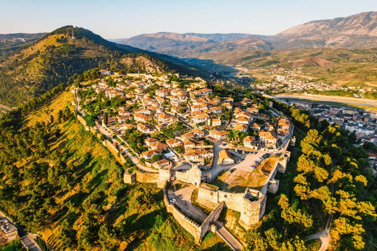 Vue aérienne sur Berat, une destination méconnue d'Europe abritant un patrimoine ottoman