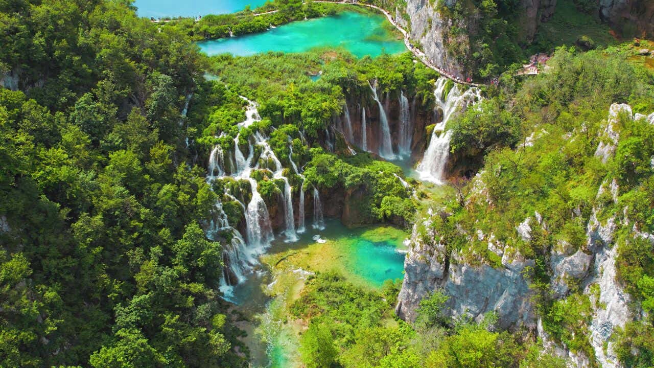 Vue aérienne sur les cascades du parc national des lacs de Plitvice ; un parc national figurant parmi les voyages en Europe les plus insolites