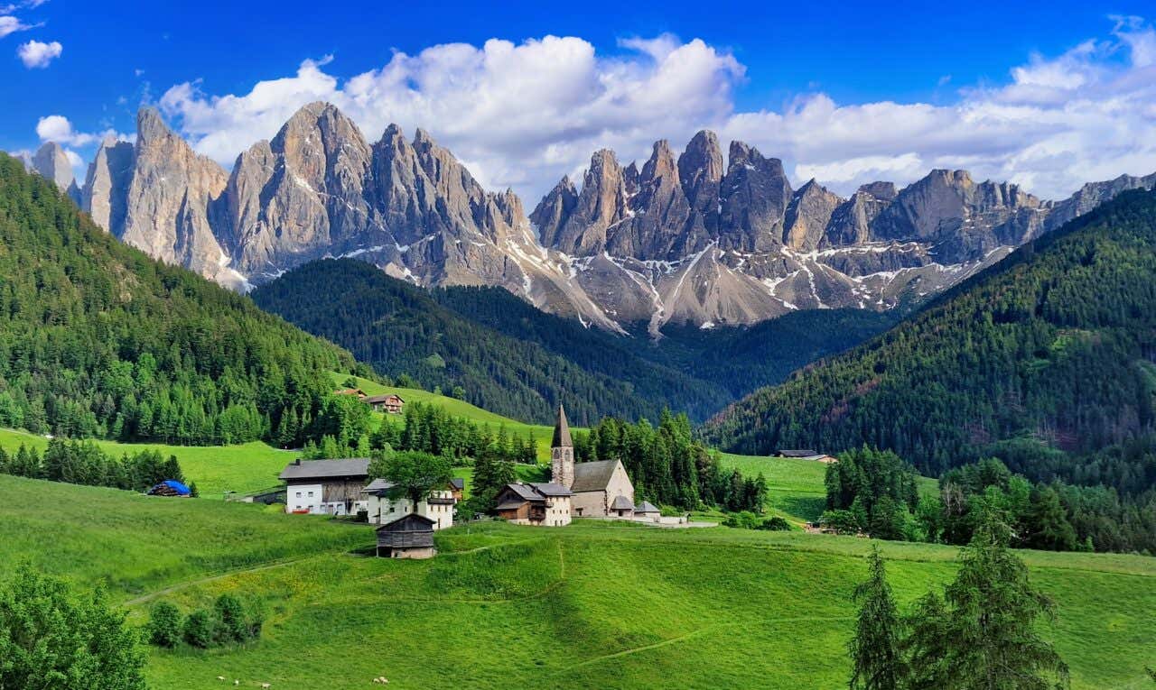 Paysages alpins des Dolomites avec quelques bâtiments dans la vallée