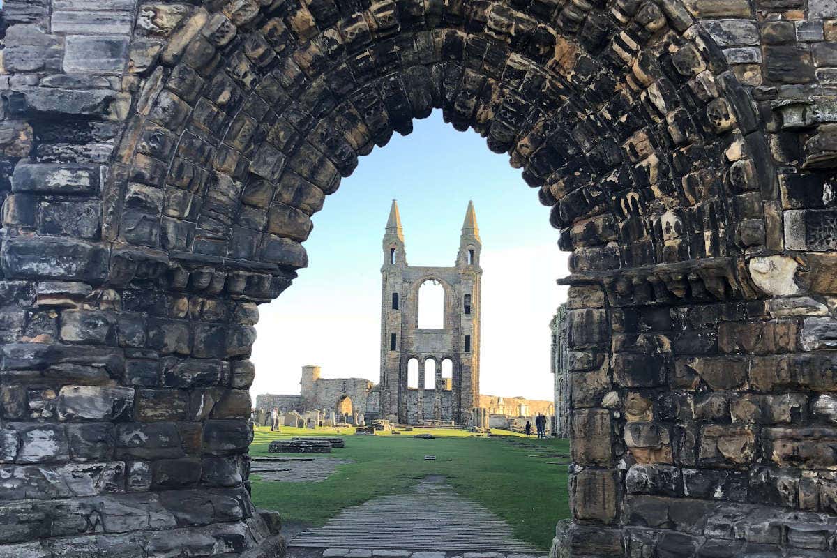 Imagen de las ruinas de la Catedral de Saint Andrews enmarcada por un arco