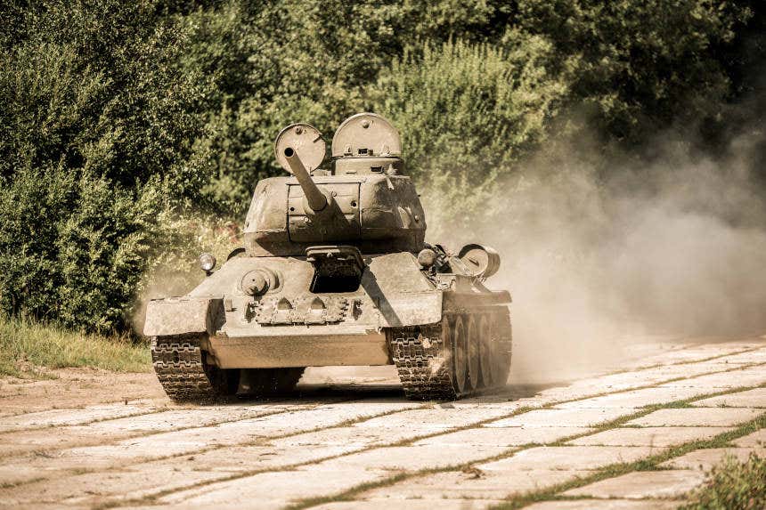 Tanque de combate russo em marcha